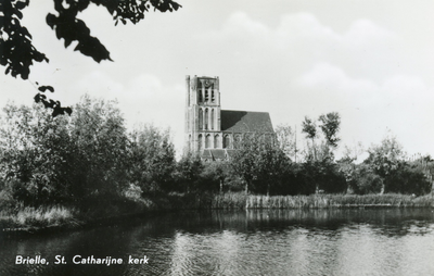 PB0857 Kijkje op de St. Catharijnekerk, op de voorgrond de Langevest, 1956