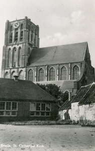PB0880 Kijkje op de St. Catharijnekerk, op de voorgrond het schoolplein van de OLS, ca. 1955