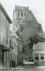 PB0902 Kijkje op de St. Catharijnekerk vanaf het Wellerondom, ca. 1948