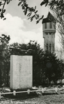 PB0903 Het oorlogsmonument, ontworpen door Hubert van Lith-Verweij, ter nagedachtenis aan de Gerrit Jan van den ...