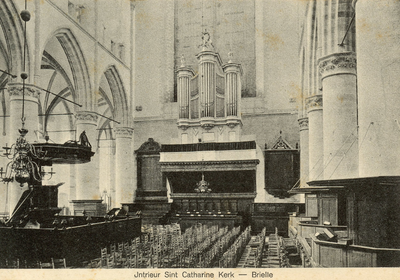 PB0922 Kijkje in de St. Catharijnekerk, met het orgel en de preekstoel, ca. 1930