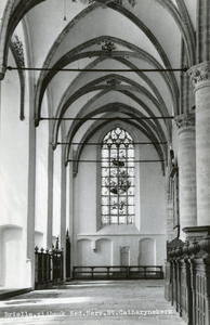 PB0941 Kijkje in de St. Catharijnekerk, het gebrandschilderde raam van Coppelstock, ca. 1960