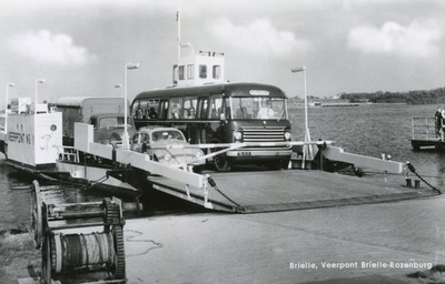 PB0979 De bus naar Hellevoetsluis op de veerboot van Rozenburg, 1963