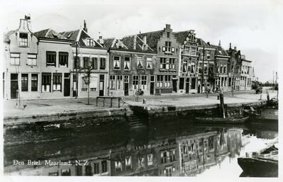 PB1003 Een rijtje huizen langs de Maarland Noordzijde, ca. 1950