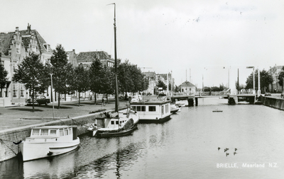 PB1021 Kijkje op de de Maarlandse haven, met diverse plezierboten, links Maarland Zuidzijde, 1962