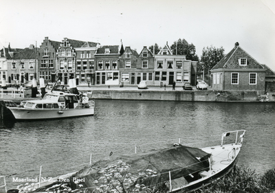 PB1023 Kijkje op de Maarlandse haven, op de achtergrond de woningen van het Maarland Noordzijde en de ...
