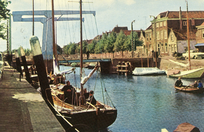 PB1046 Schepen in de Maarlandse haven, op de achtergrond de Julianabrug, ca. 1967