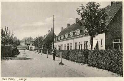 PB1054 In de jaren dertig werden er woningen gebouwd langs de Koeslop of Laantje, die rond die tijd hernoemd werd tot ...