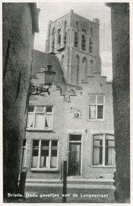 PB1064 Panden met trapgevels langs de Langestraat, gezien vanuit het Raas. Het rechterpand is de voormalige Korenmarkt, ...