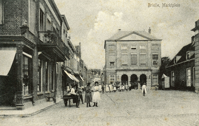 PB1074 Kijkje op de Markt en de Hoofdwacht, ca. 1902