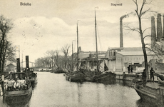 PB1096 Kijkje op het Zuid Spui en het Slagveld. Rechts de Kalkfabriek, links de sloepen van de Torpedisten, ca. 1916