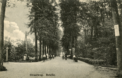 PB1102 Kijkje op de Straatweg bij de kruising met de tramrails, ca. 1910