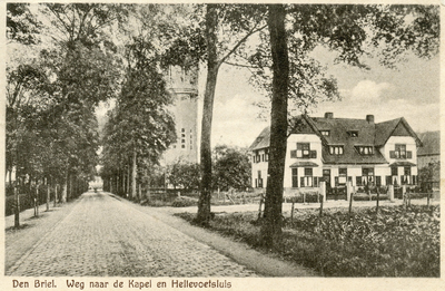 PB1105 Kijkje op de Straatweg bij de kruising met de Jan Matthijssenlaan, 'weg naar de kapel en Hellevoetsluis', ca. 1925