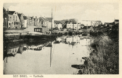 PB1118 Kijkje op de Turfkade en het Zuid Spui. Op de achtergrond Hotel De Doelen en de Kaaibrug, ca. 1915