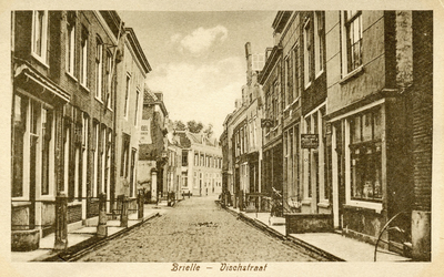 PB1128 Kijkje in de Vischstraat richting de Kaaistraat. Op de achtergrond Hotel De Doelen, ca. 1915