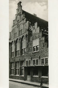 PB1138 De apotheek van A. Sonnega, gevestigd in historische panden langs de Voorstraat, ca. 1935