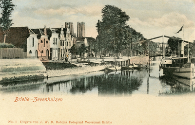 PB1162 Kijkje op de Zevenhuizen, met op de achtergrond de Kalkfabriek. Rechts de Rode Brug, ca. 1900