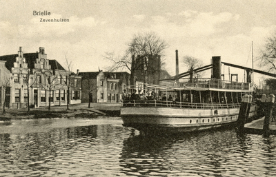 PB1164 Kijkje op de Zevenhuizen, rechts de aanlegplaats van veerboten, 1915