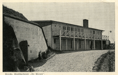 PB1174 Het hoofdgebouw van Camping de Meeuw en een remise van de voormalige havenbatterij, ca. 1957