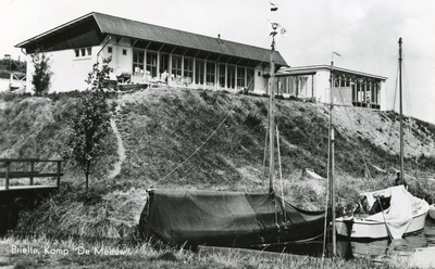PB1185 Het recreactiegebouw op Camping De Meeuw, 1968
