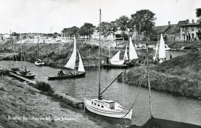 PB1186 De haven van Camping de Meeuw, op de achtergrond de panden langs de Veerweg, 1971