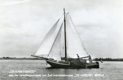PB1190 Lemmer-hengst, een der opleidingsschepen van Zeil-instructiekampen Camping De Meeuw, 1961