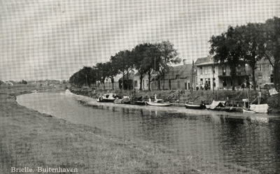 PB1202 Kijkje op de Buitenhaven en de gebouwen langs de Veerweg, 1961