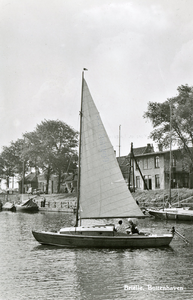 PB1205 Een zeilboot op de Buitenhaven. Op de achtergrond de gebouwen langs de Veerweg, 1958