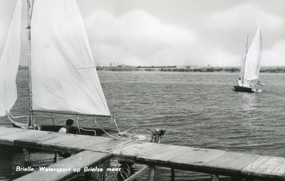 PB1234 Een zeilboot ligt langs een steiger afgemeerd, 1960