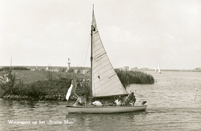 PB1244 Een zeilboot vaart vanaf het Brielse Meer de Buitenhaven op, ca. 1965