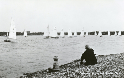 PB1247 Een man en kind kijken vanaf het kiezelstrand naar zeilboten op het Brielse Meer, 1971