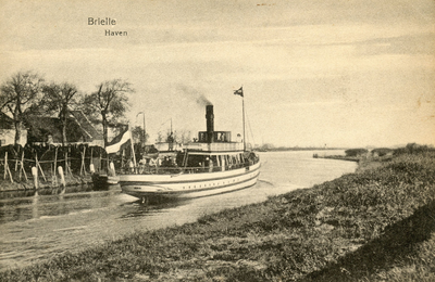PB1358 Een veerboot verlaat de Buitenhaven, 1917