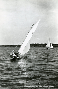 PB1375 Watersport op het Brielse Meer: een zeilboot, 1966