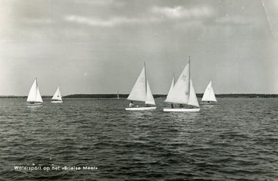 PB1378 Watersport op het Brielse Meer: diverse zeilboten, ca. 1965