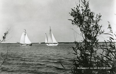 PB1379 Watersport op het Brielse Meer: diverse zeilboten, ca. 1965