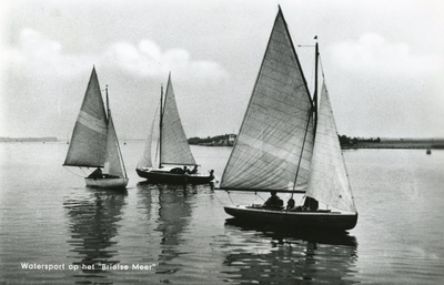 PB1380 Watersport op het Brielse Meer: diverse zeilboten, 1963