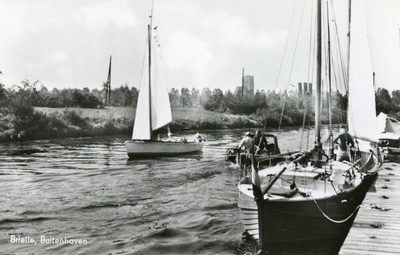 PB1383 Schepen op en aangemeerd langs de Buitenhaven, 1966