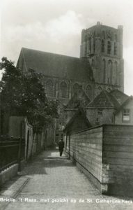 PB1419 Kijkje op de St. Catharijnekerk vanaf 't Raas, ca. 1950