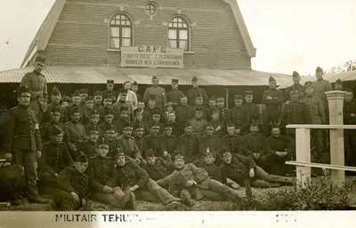 PB1485 Gemobiliseerde militairen poseren voor het militair tehuis in Café 't Huis te Rugge, L.Th. Dingemans, voorheen ...