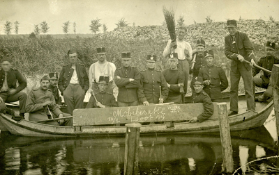 PB1486 Gemobiliseerde militairen van Wacht 2 in de Mobilisatieboot, 26 augustus 1914