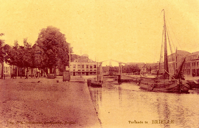 PB1493 Kijkje op het Turfkade, met op de achtergrond Hotel Tekke en de Kaaibrug, ca. 1909