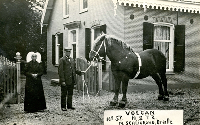 PB1500 Het echtpaar Scheigrond met een paard. Volcan, no 57 N.S.T.R., M. Scheigrond Brielle, ca. 1920