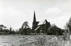 PB2504 De kerk van Geervliet, met de molen op de achtergrond, 1965