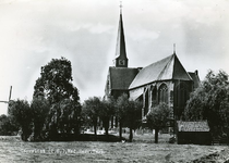 PB2505 De kerk van Geervliet, met de molen op de achtergrond, ca. 1965