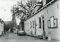 PB2538 Kijkje in de Kerkstraat, met op de achtergrond de kerk, ca. 1965