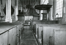 PB2580 Het interieur van de kerk van Geervliet: kerkbanken en de preekstoel, 1980