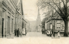 PB2585 Kijkje in de Kerkstraat, met op de achtergrond de kerk. Rechts de in 1813 geplante kastanjeboom voor het huis ...