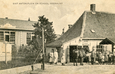 PB2593 Pand langs het Sint Antonieplein en de school langs de Schoolstraat, ca. 1920