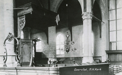 PB2598 Het interieur van de kerk van Geervliet: kerkbanken en de preekstoel, ca. 1960
