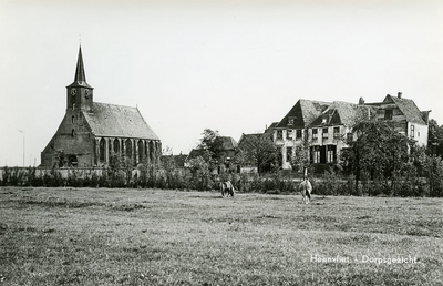 PB2703 De kerk van Heenvliet en de achterzijde van het Ambachtsherenhuis, 1966